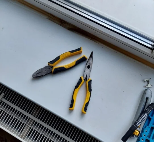 инструмент на подоконнике