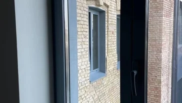 Процесс замены стеклопакета в пластиковом окне.