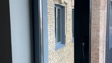 Процесс замены стеклопакета в пластиковом окне.