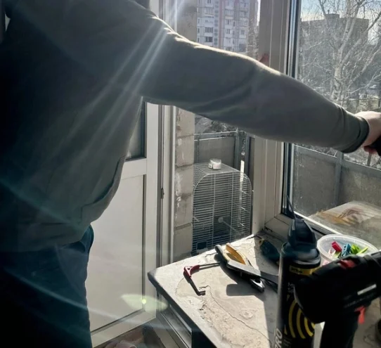 Мастер регулирует окно