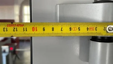 Демонтаж изношенных петель на входной группе.