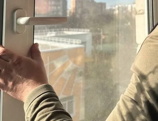 монтаж оконной створки