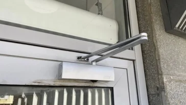 Инструменты для замены доводчика на алюминиевой конструкции.