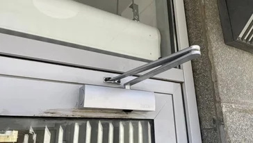 Инструменты для замены доводчика на алюминиевой конструкции.