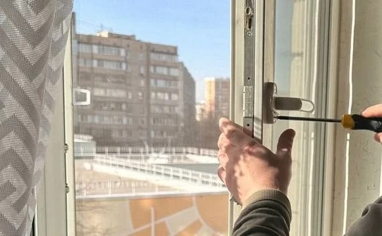 Мастер меняет ручку