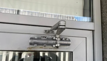 Регулировка нового доводчика после установки.