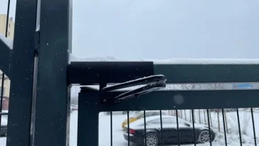 Демонтаж старого дверного доводчика.