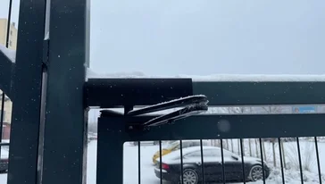 Демонтаж старого дверного доводчика.