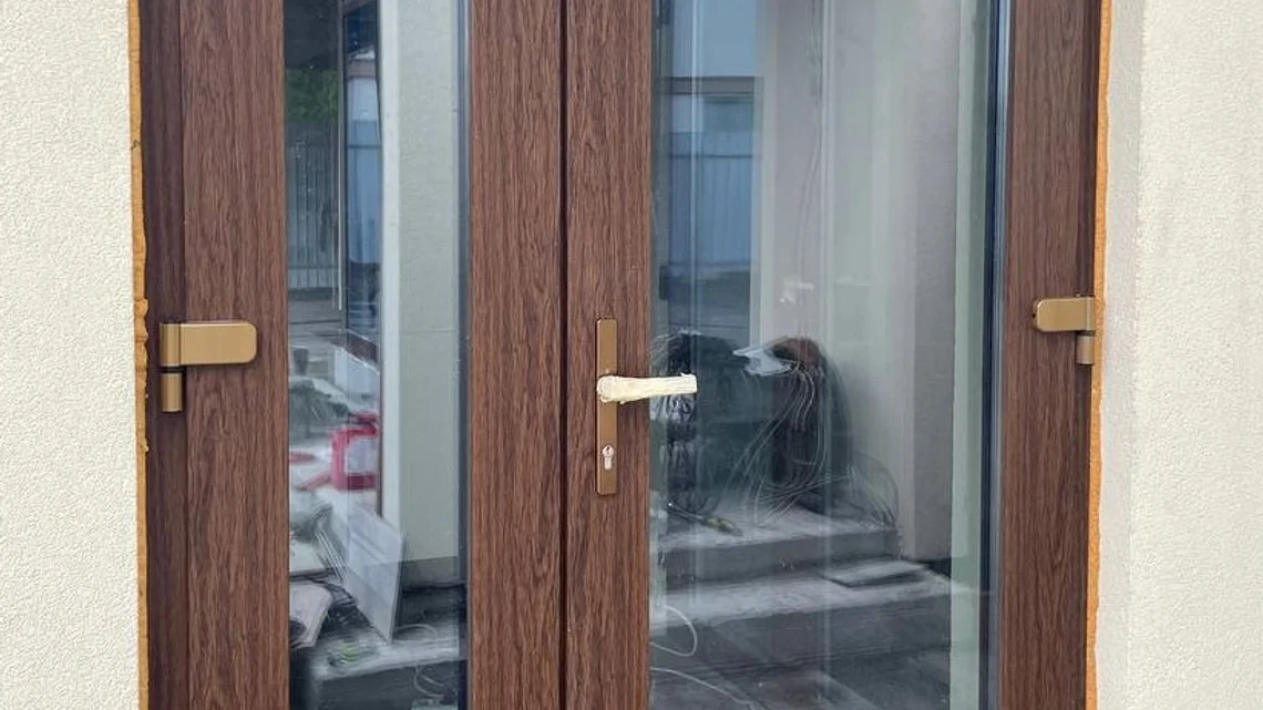 Ремонт пластиковых дверей — до