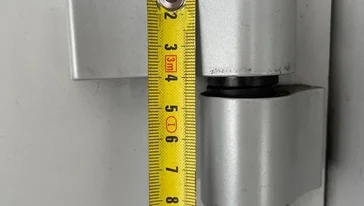 Установка новых усиленных петель на алюминиевую дверь.