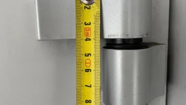 Установка новых усиленных петель на алюминиевую дверь.