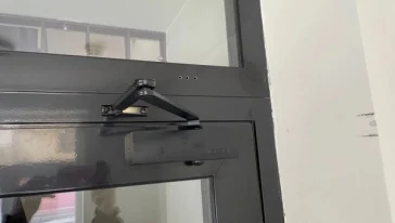 Установка нового доводчика на дверь из алюминия.