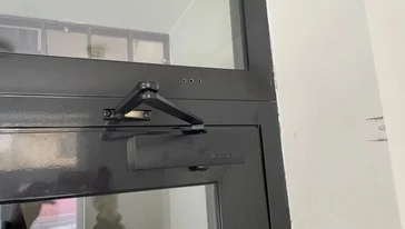 Установка нового доводчика на дверь из алюминия.