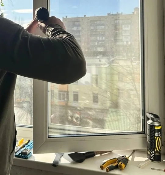 мастер заменил оконную ручку