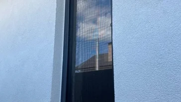 Специалист устанавливает отлив на фасаде