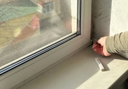 Мастер регулирует нижнею петлю