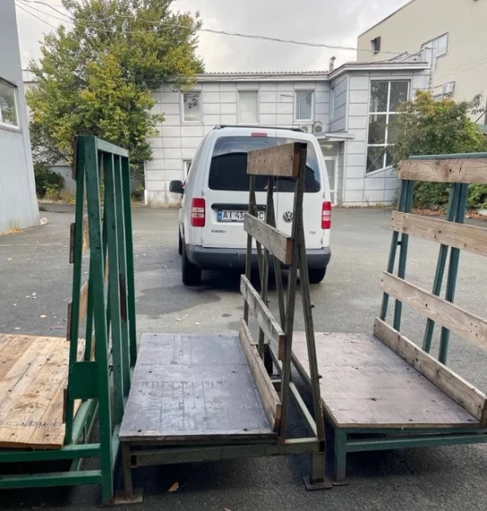 Машина приехала под загрузку стеклопакетов