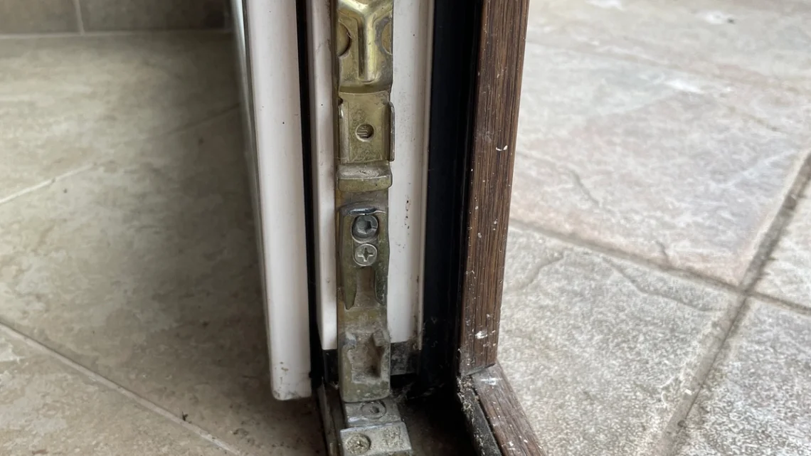 Замена оконной фурнитуры — до