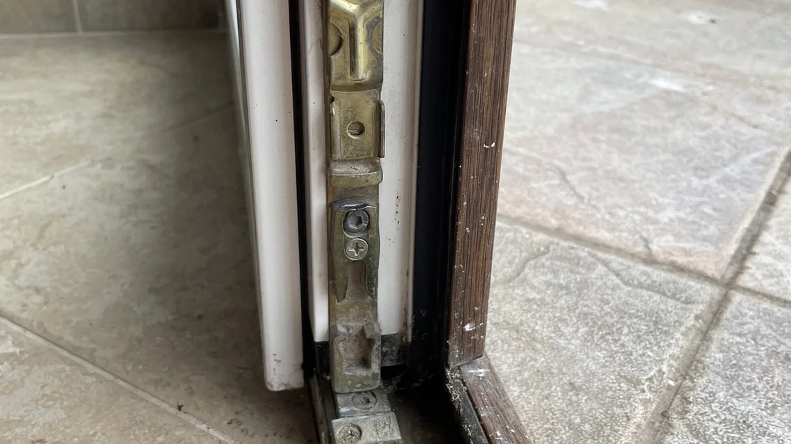 Замена оконной фурнитуры — до