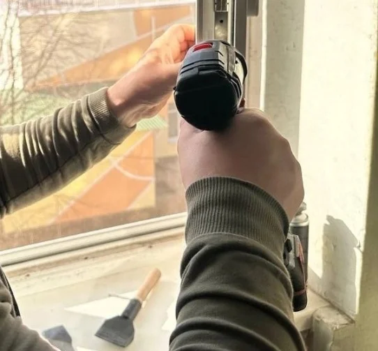 Мастер проводит регулировку окна