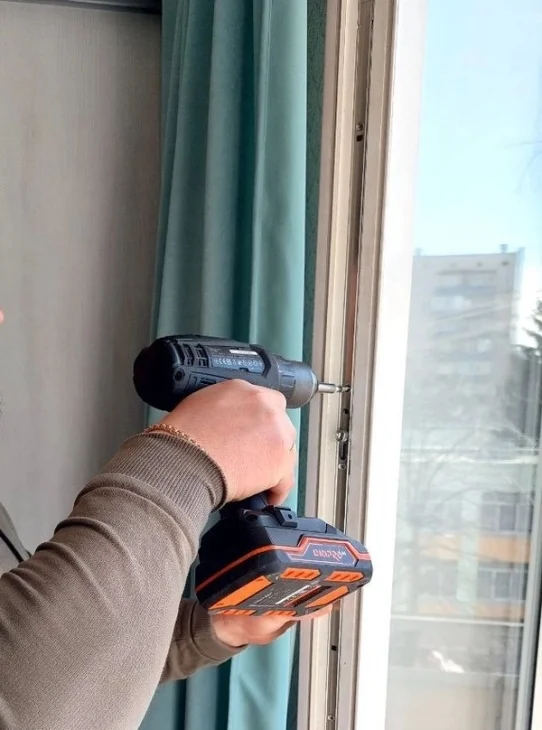 Мастер меняет фурнитуру