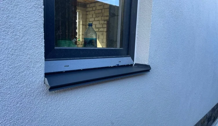 Установка металлического отлива на окно