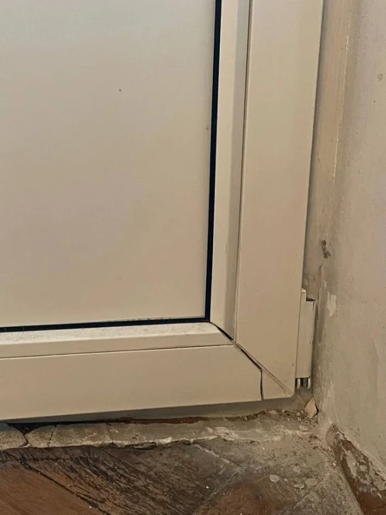 оконная створка треснула по шву